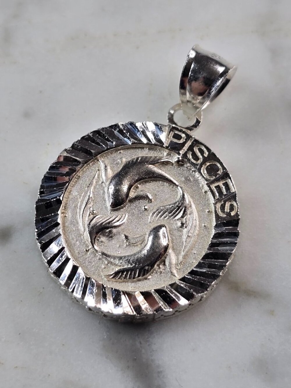 Womens Vintage Estate Sterling Silver Zodiac Pisces Pendant 3.5g E5686